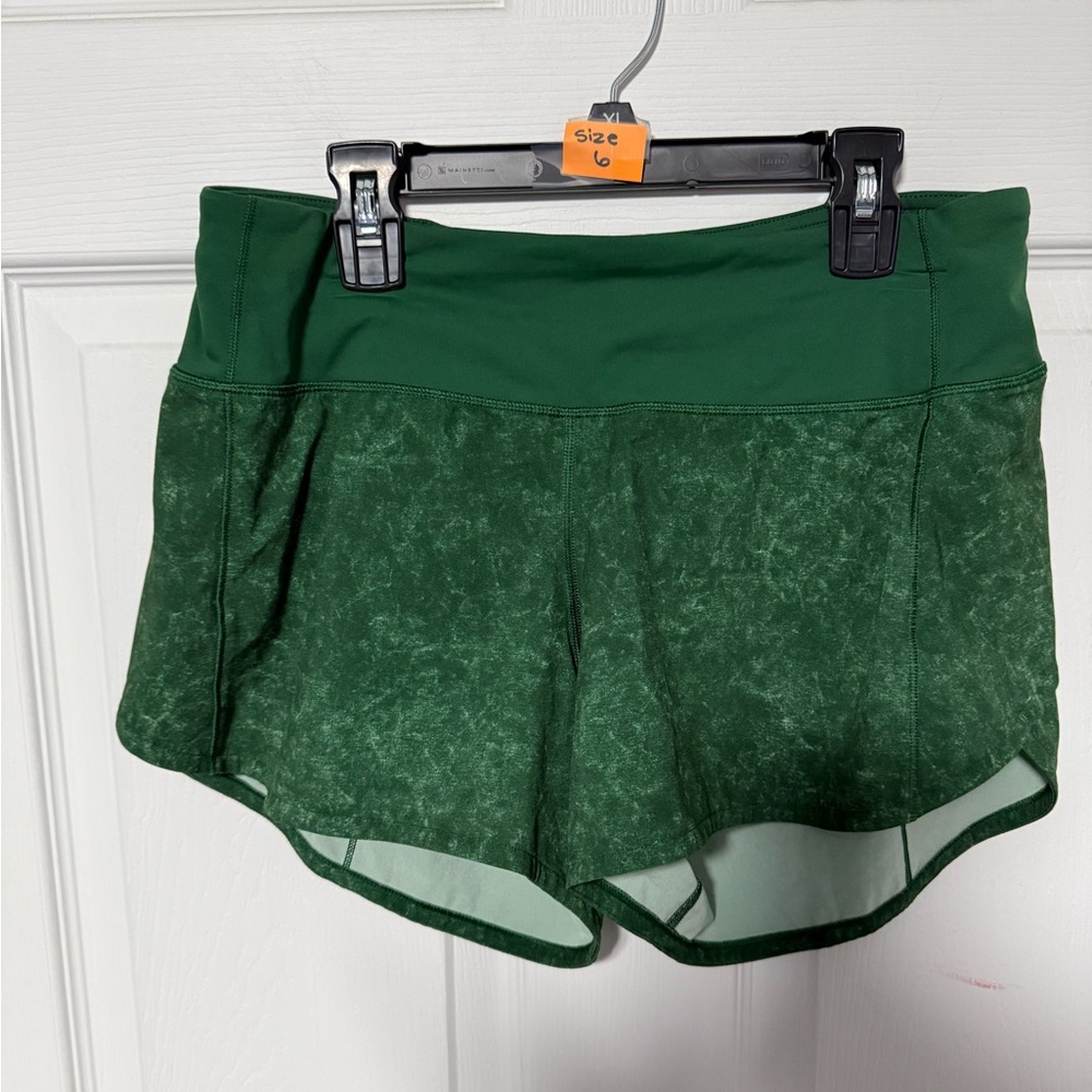 Lululemon speed up shorts in a green gravel dust sz 6 2.5 inch inseam